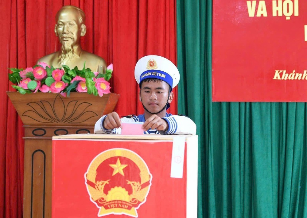 Bầu cử Quốc hội và HĐND: Lá phiếu giữa trùng khơi - niềm tin gửi về đất mẹ - Ảnh 7.