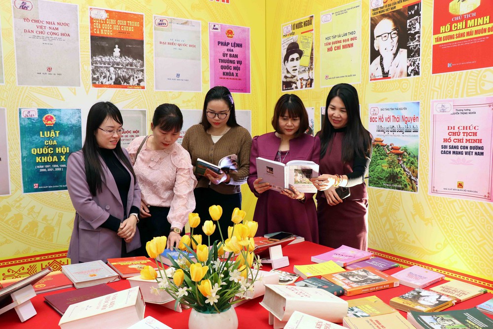 Khai trương không gian trưng bày sách, báo tuyên truyền về bầu cử - Ảnh 4.