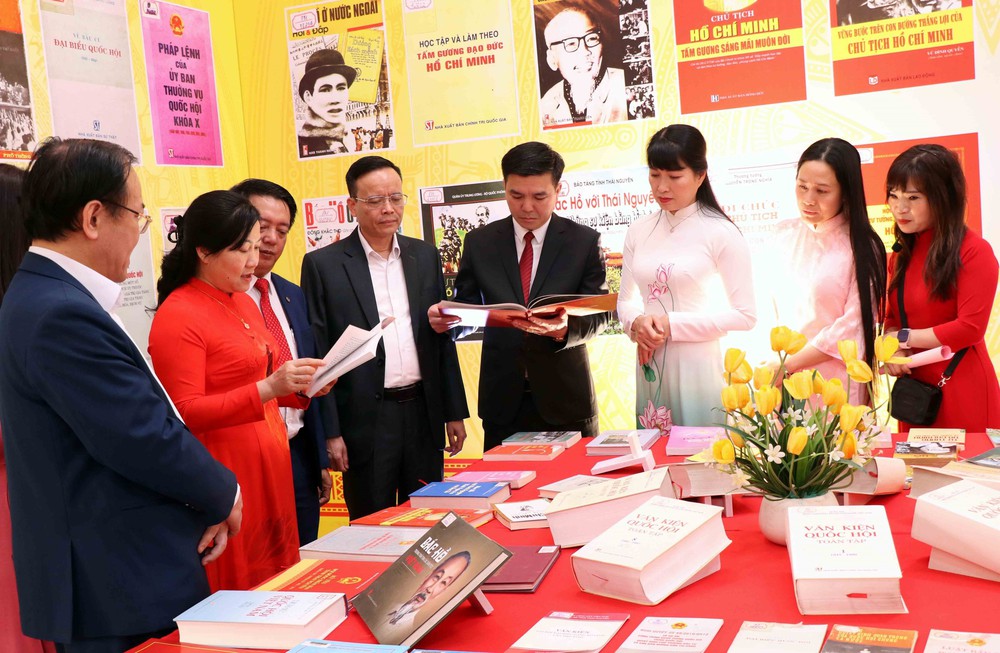 Khai trương không gian trưng bày sách, báo tuyên truyền về bầu cử - Ảnh 2.