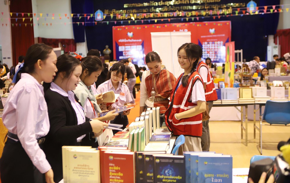 Đại sứ Lào Khamphao Ernthavanh: Bầu cử đại biểu Quốc hội khóa XVI là dấu mốc quan trọng trong đời sống chính trị của Việt Nam - Ảnh 3.