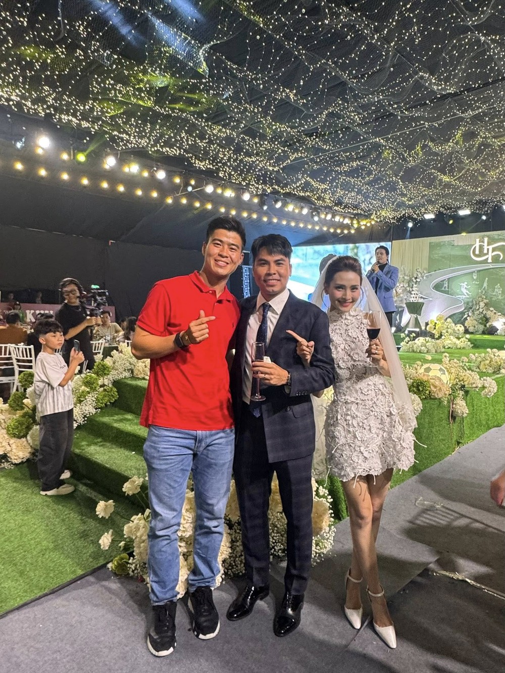 Công Phượng và dàn sao Thường Châu 2018 hội ngộ ở đám cưới của tiền vệ Đức Huy  - Ảnh 2.