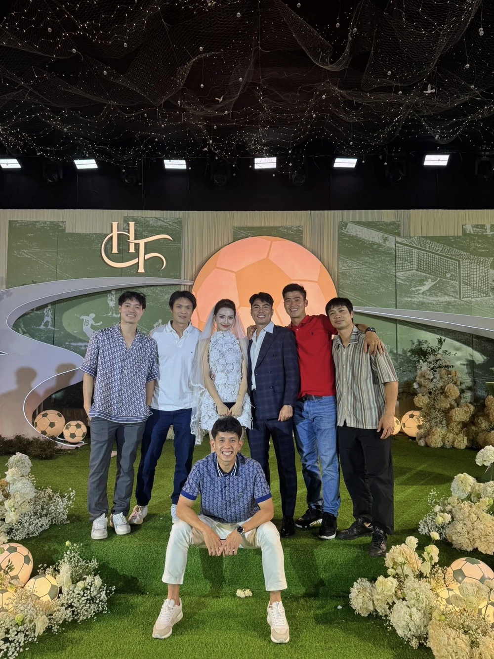 Công Phượng và dàn sao Thường Châu 2018 hội ngộ ở đám cưới của tiền vệ Đức Huy  - Ảnh 1.