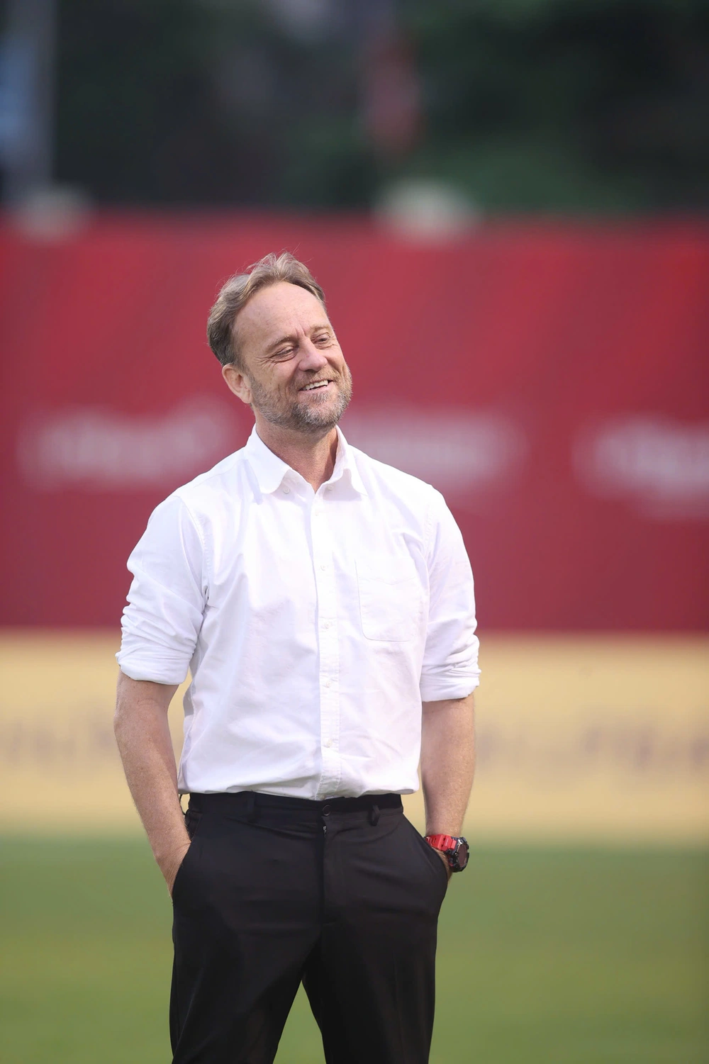 HLV Polking bất ngờ về 'món quà' từ trung vệ Ninh Bình - Ảnh 1.