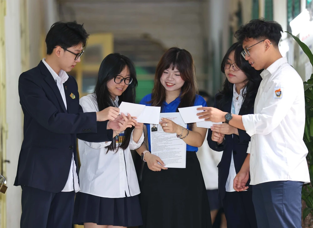 Cử tri tuổi 18 Trường THPT Việt Đức (Hà Nội) háo hức mong chờ "ngày mai đi bầu cử" - Ảnh 8.