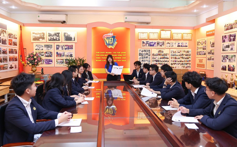 Cử tri tuổi 18 Trường THPT Việt Đức (Hà Nội) háo hức mong chờ "ngày mai đi bầu cử" - Ảnh 1.