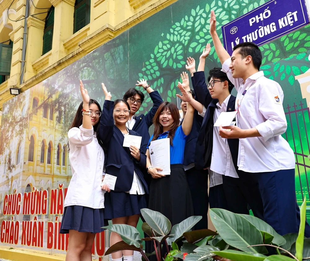 Cử tri tuổi 18 Trường THPT Việt Đức (Hà Nội) háo hức mong chờ "ngày mai đi bầu cử" - Ảnh 12.