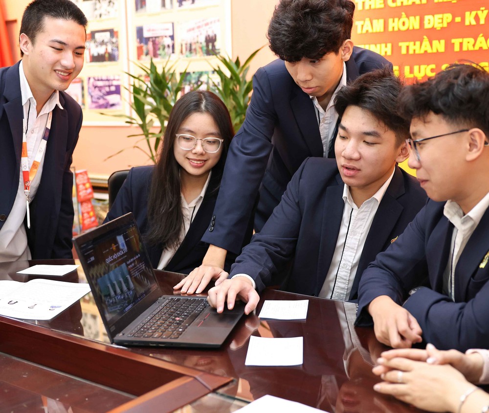 Cử tri tuổi 18 Trường THPT Việt Đức (Hà Nội) háo hức mong chờ "ngày mai đi bầu cử" - Ảnh 5.