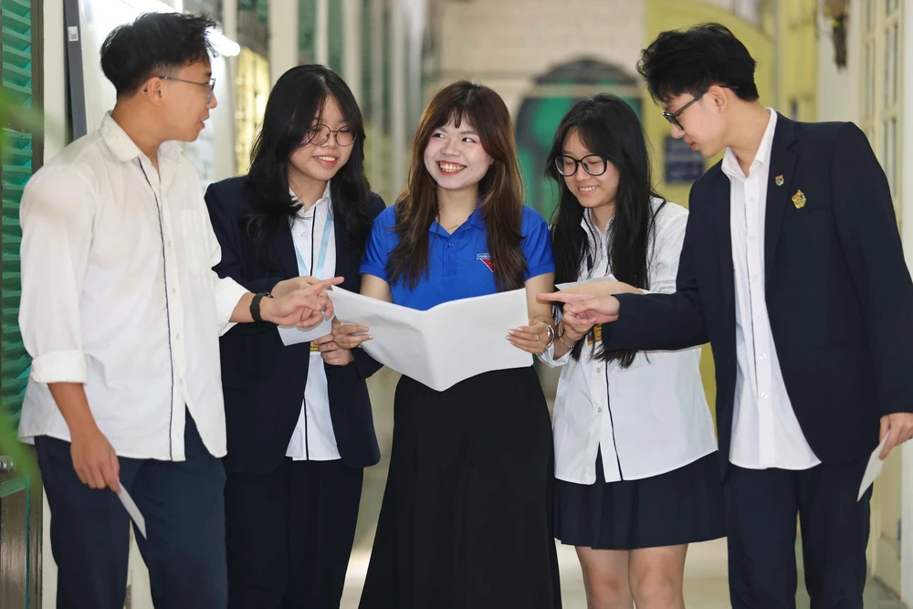 Cử tri tuổi 18 Trường THPT Việt Đức (Hà Nội) háo hức mong chờ "ngày mai đi bầu cử" - Ảnh 9.