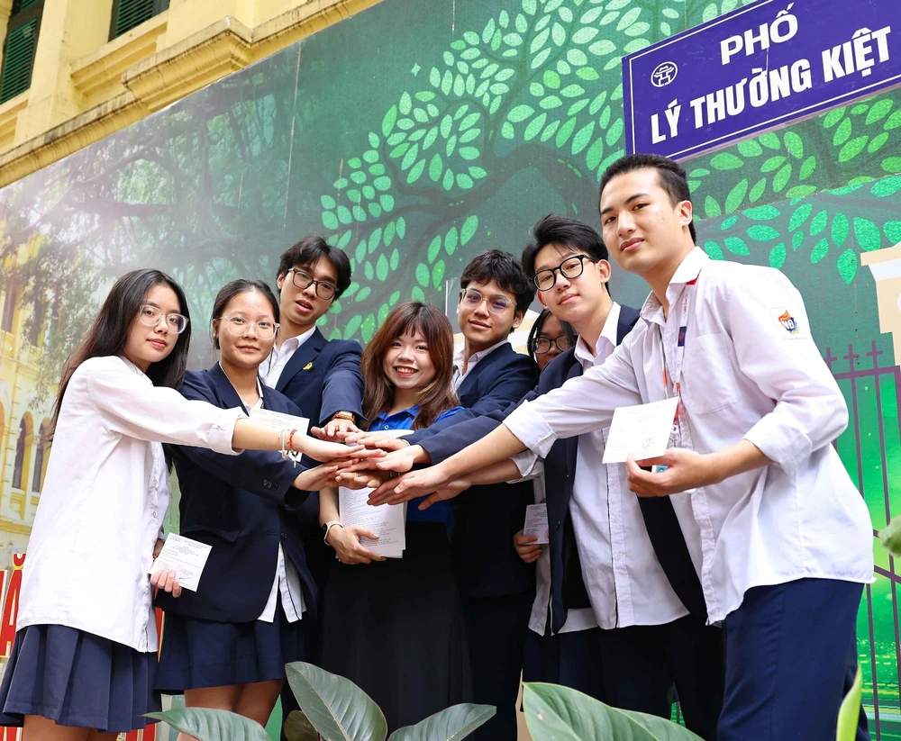 Cử tri tuổi 18 Trường THPT Việt Đức (Hà Nội) háo hức mong chờ "ngày mai đi bầu cử" - Ảnh 13.