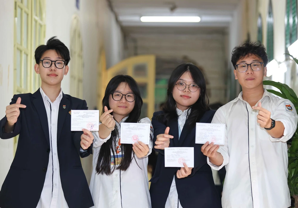 Cử tri tuổi 18 Trường THPT Việt Đức (Hà Nội) háo hức mong chờ "ngày mai đi bầu cử" - Ảnh 11.