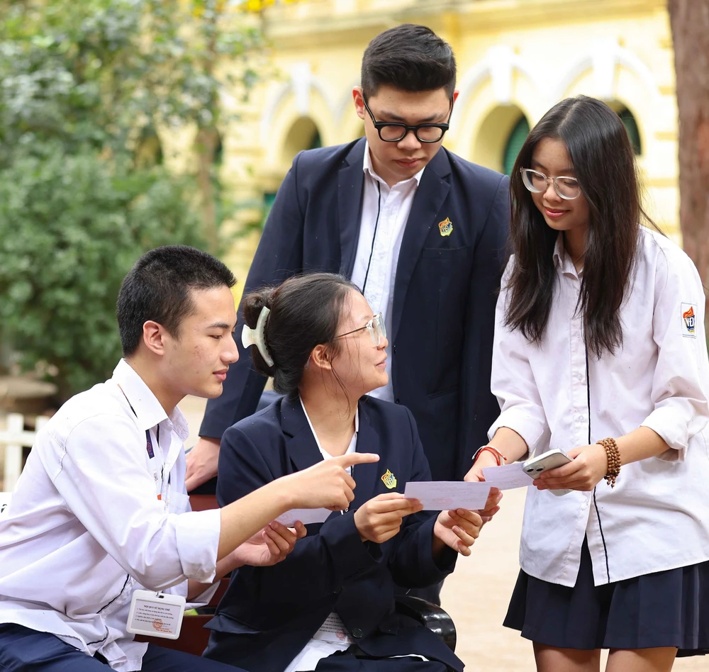 Cử tri tuổi 18 Trường THPT Việt Đức (Hà Nội) háo hức mong chờ "ngày mai đi bầu cử" - Ảnh 6.