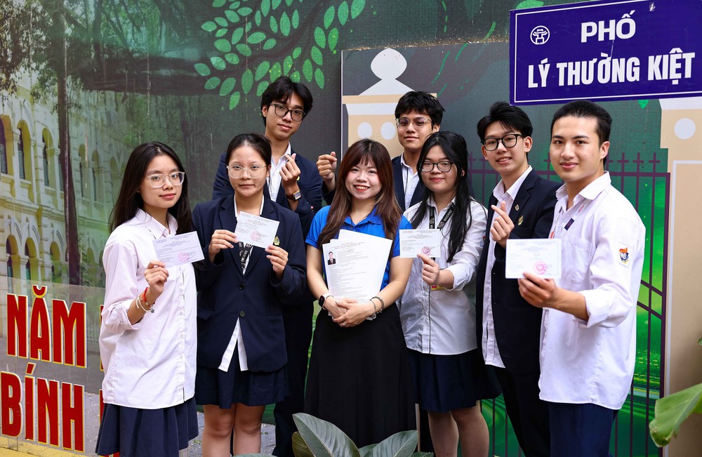 Cử tri tuổi 18 Trường THPT Việt Đức (Hà Nội) háo hức mong chờ "ngày mai đi bầu cử" - Ảnh 7.