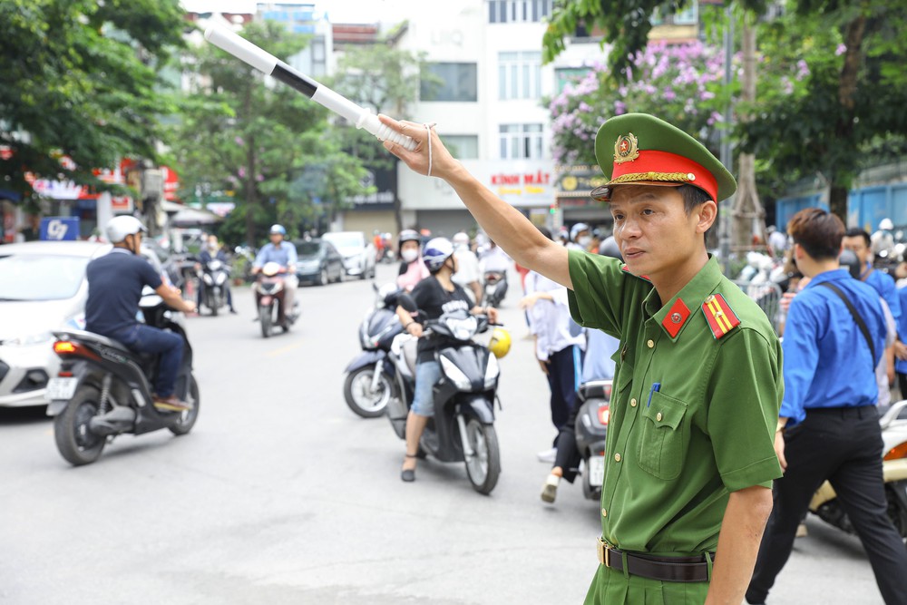 Phân luồng giao thông nhiều tuyến phố quanh hồ Hoàn Kiếm để thi công chống ngập - Ảnh 1.