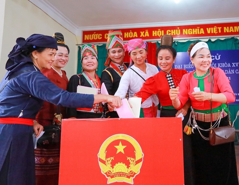 Dòng chảy lịch sử tiếp nối trong từng lá phiếu - Ảnh 1. Dòng chảy lịch sử tiếp nối trong từng lá phiếu - Ảnh 1.