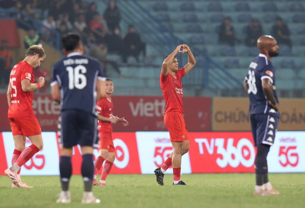 Thể Công Viettel (áo đỏ) đánh bại Hải Phòng 1-0 ở vòng 16 V-League. Ảnh: Hoàng Linh Thể Công Viettel (áo đỏ) đánh bại Hải Phòng 1-0 ở vòng 16 V-League. Ảnh: Hoàng Linh