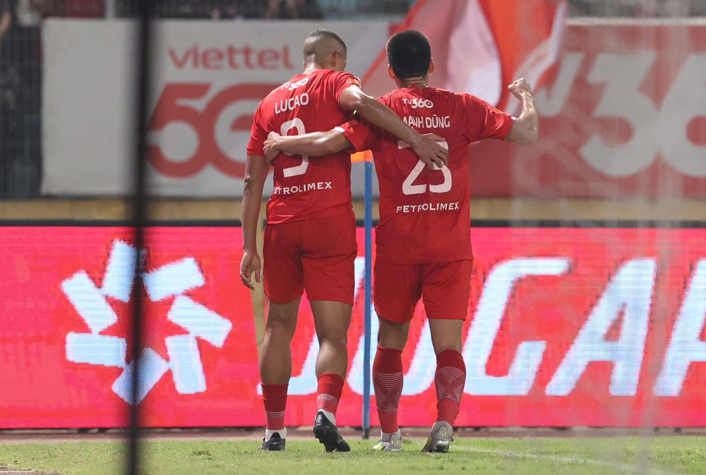 Thể Công Viettel đánh bại Hải Phòng 1-0, tiếp tục đua vô địch V-League với CAHN. Ảnh: Hoàng Linh Thể Công Viettel đánh bại Hải Phòng 1-0, tiếp tục đua vô địch V-League với CAHN. Ảnh: Hoàng Linh