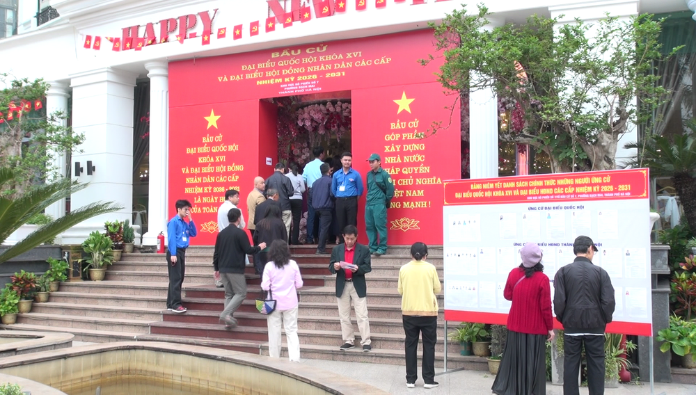 Nghệ sĩ hòa cùng cử tri trong ngày hội lớn của BET88 Ho Chi Minh City - Ảnh 1.