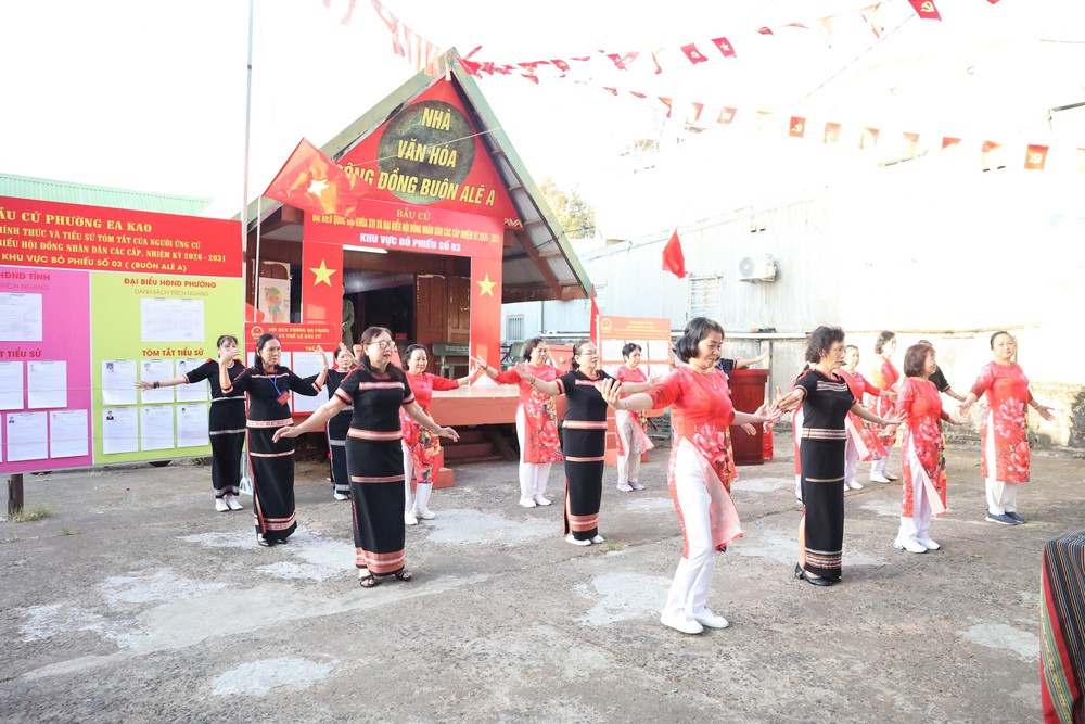 CẬP NHẬT: Nhân dân các dân tộc tỉnh Đắk Lắk hân hoan tham gia "Ngày hội non sông" - Ảnh 2. CẬP NHẬT: Nhân dân các dân tộc tỉnh Đắk Lắk hân hoan tham gia "Ngày hội non sông" - Ảnh 2.