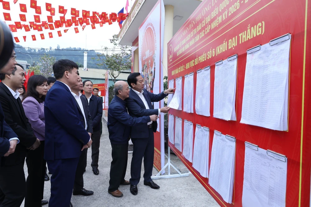 Bộ Nội vụ: Hăng hái, tích cực, hơn 71% cử tri cả nước đã bỏ phiếu trước 12 giờ - Ảnh 2.