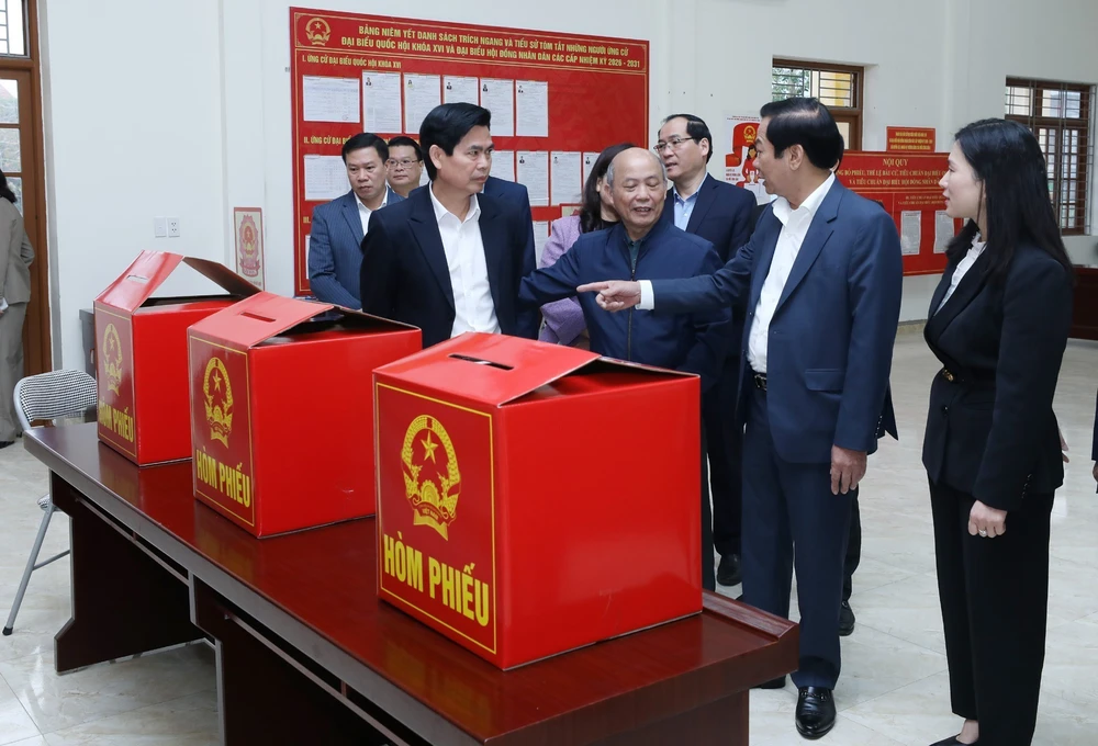 Bộ Nội vụ: Hăng hái, tích cực, hơn 71% cử tri cả nước đã bỏ phiếu trước 12 giờ - Ảnh 1.