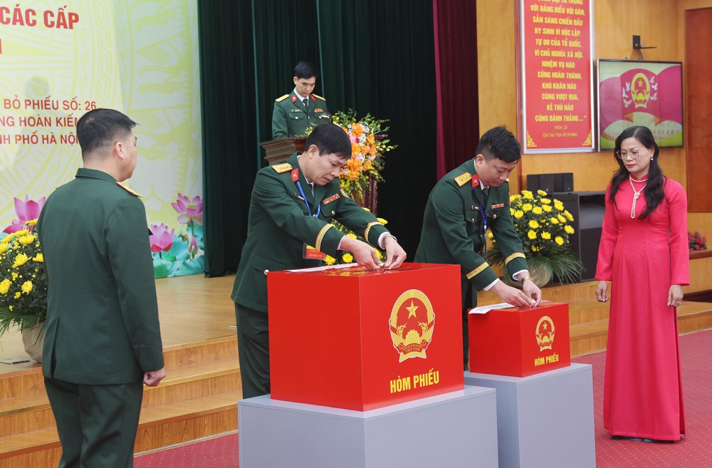 Chủ tịch nước Lương Cường bầu cử tại phường Hoàn Kiếm, Hà Nội - Ảnh 9.