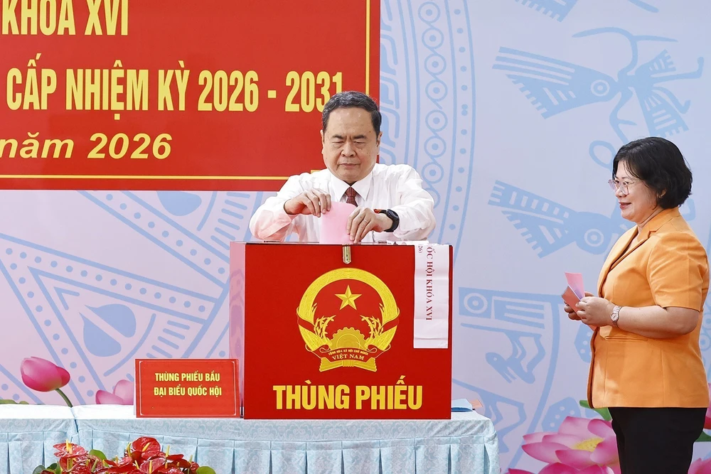 Chủ tịch Quốc hội Trần Thanh Mẫn bỏ phiếu bầu cử tại TP Hồ Chí Minh - Ảnh 2. Chủ tịch Quốc hội Trần Thanh Mẫn bỏ phiếu bầu cử tại TP Hồ Chí Minh - Ảnh 2.