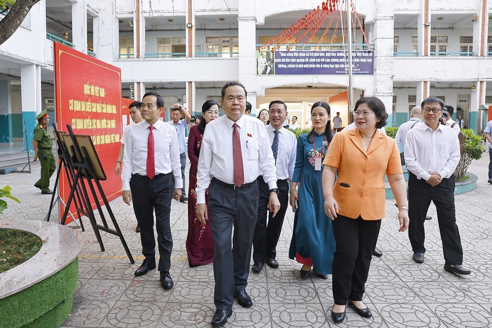 Chủ tịch Quốc hội Trần Thanh Mẫn bỏ phiếu bầu cử tại TP Hồ Chí Minh - Ảnh 3. Chủ tịch Quốc hội Trần Thanh Mẫn bỏ phiếu bầu cử tại TP Hồ Chí Minh - Ảnh 3.