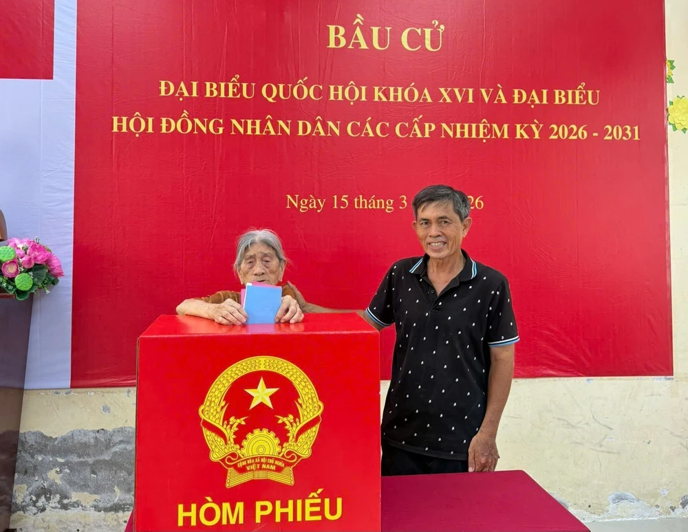 Khoảng khắc đẹp trong ngày bầu cử - Ảnh 2. Khoảng khắc đẹp trong ngày bầu cử - Ảnh 2.