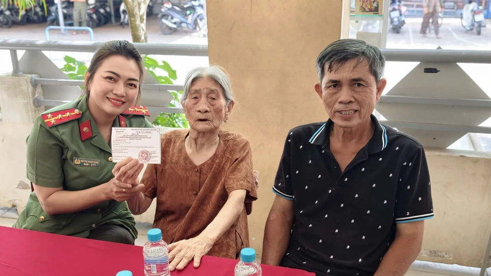 Khoảng khắc đẹp trong ngày bầu cử - Ảnh 1. Khoảng khắc đẹp trong ngày bầu cử - Ảnh 1.