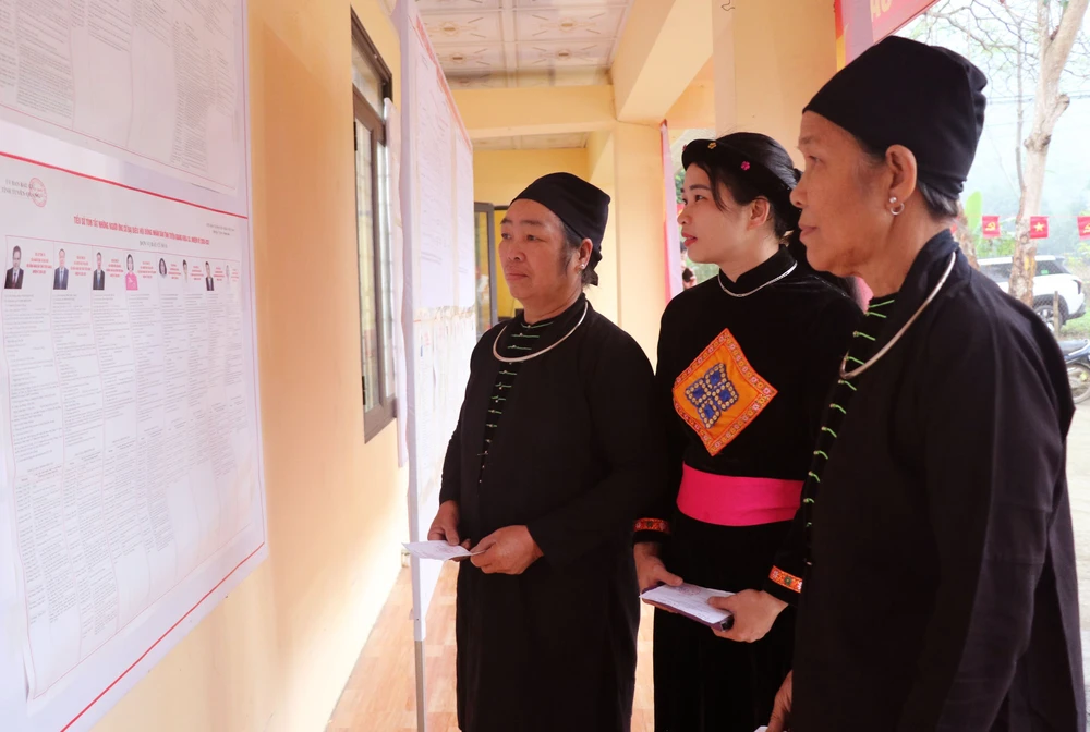 CẬP NHẬT: Đồng bào vùng biên giới Tuyên Quang hân hoan đi bầu cử - Ảnh 2. CẬP NHẬT: Đồng bào vùng biên giới Tuyên Quang hân hoan đi bầu cử - Ảnh 2.