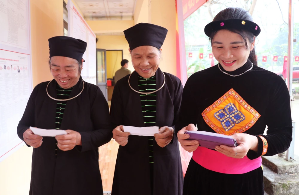 CẬP NHẬT: Đồng bào vùng biên giới Tuyên Quang hân hoan đi bầu cử - Ảnh 3. CẬP NHẬT: Đồng bào vùng biên giới Tuyên Quang hân hoan đi bầu cử - Ảnh 3.