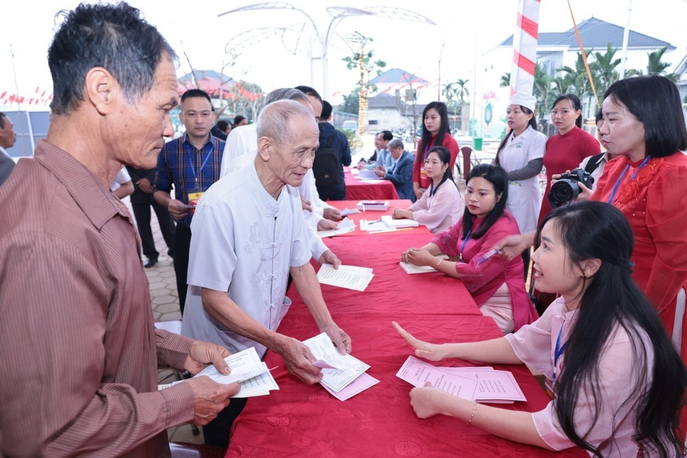 Bầu cử Quốc hội và HĐND: Cử tri Thủ đô tự hào cầm lá phiếu gửi niềm tin - Ảnh 3.