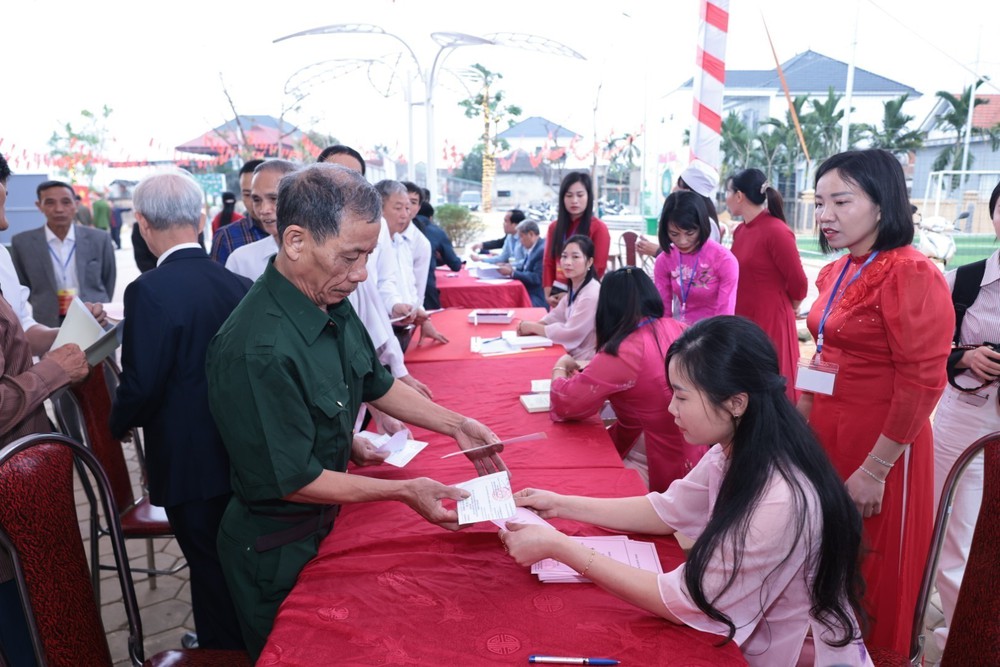 Bầu cử Quốc hội và HĐND: Cử tri Thủ đô tự hào cầm lá phiếu gửi niềm tin - Ảnh 2.
