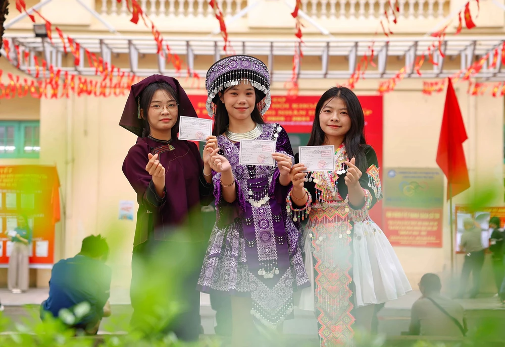 Những "bông hoa" núi rừng gửi trọn niềm tin vào lá phiếu giữa lòng Thủ đô - Ảnh 10.