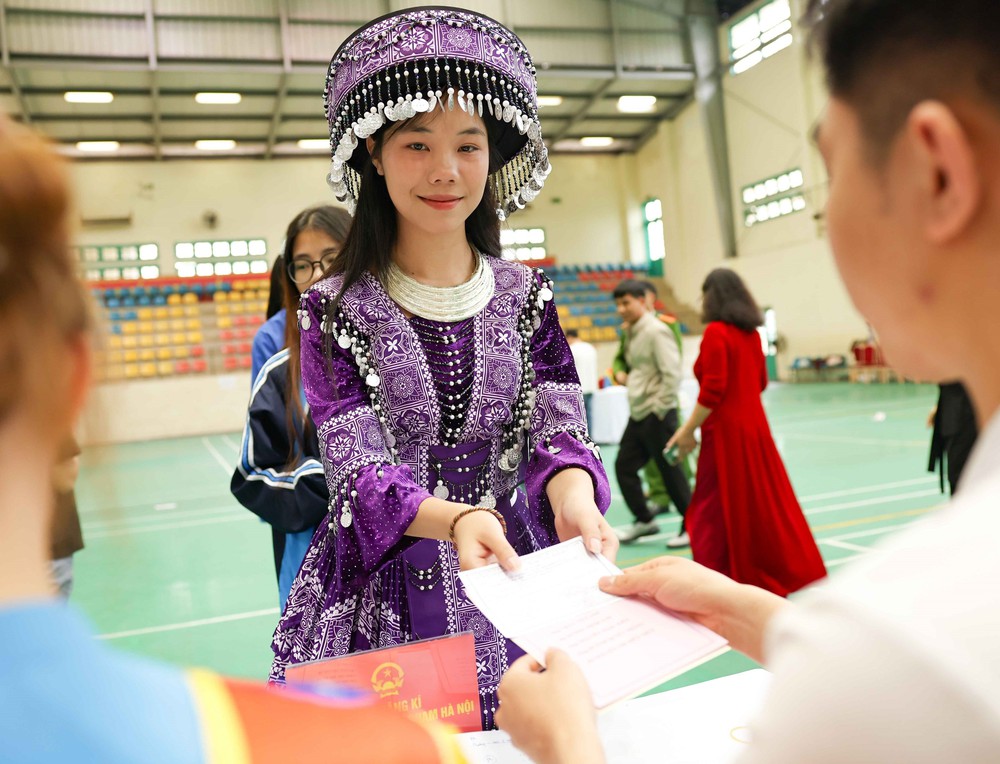 Những "bông hoa" núi rừng gửi trọn niềm tin vào lá phiếu giữa lòng Thủ đô - Ảnh 7.