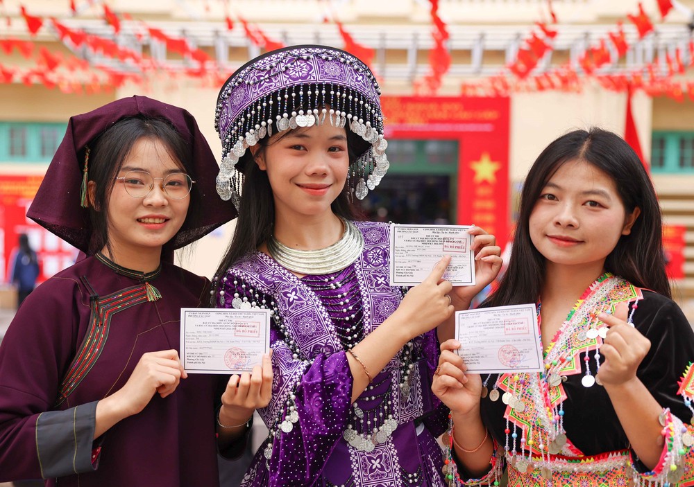 Những "bông hoa" núi rừng gửi trọn niềm tin vào lá phiếu giữa lòng Thủ đô - Ảnh 9.