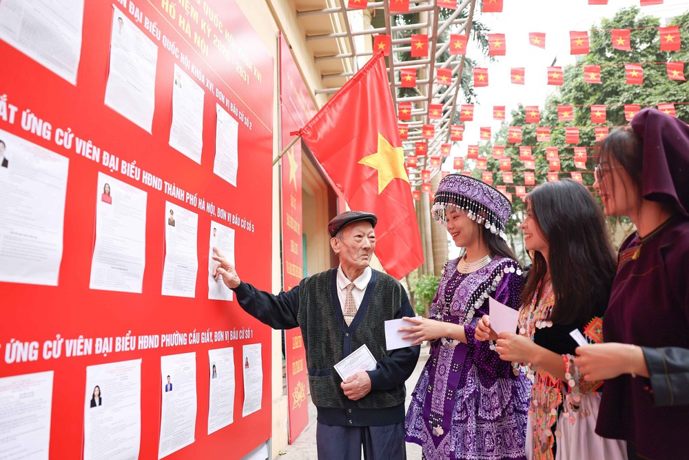 Những "bông hoa" núi rừng gửi trọn niềm tin vào lá phiếu giữa lòng Thủ đô - Ảnh 3.