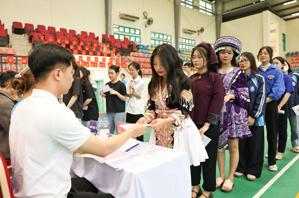 Những "bông hoa" núi rừng gửi trọn niềm tin vào lá phiếu giữa lòng Thủ đô - Ảnh 4.