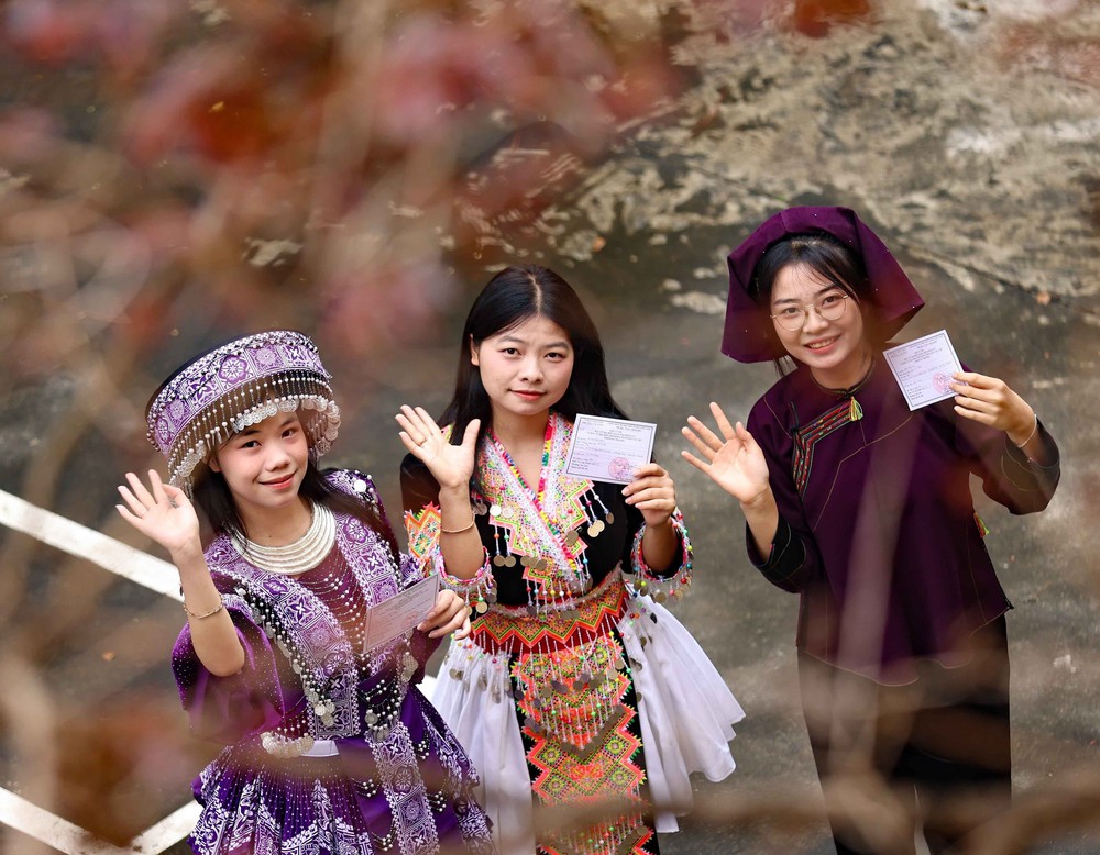 Những "bông hoa" núi rừng gửi trọn niềm tin vào lá phiếu giữa lòng Thủ đô - Ảnh 2.