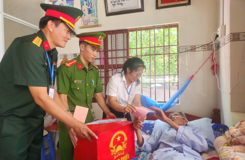 TP. Hồ Chí Minh: Thùng phiếu lưu động đến với những cử tri đặc biệt - Ảnh 7.