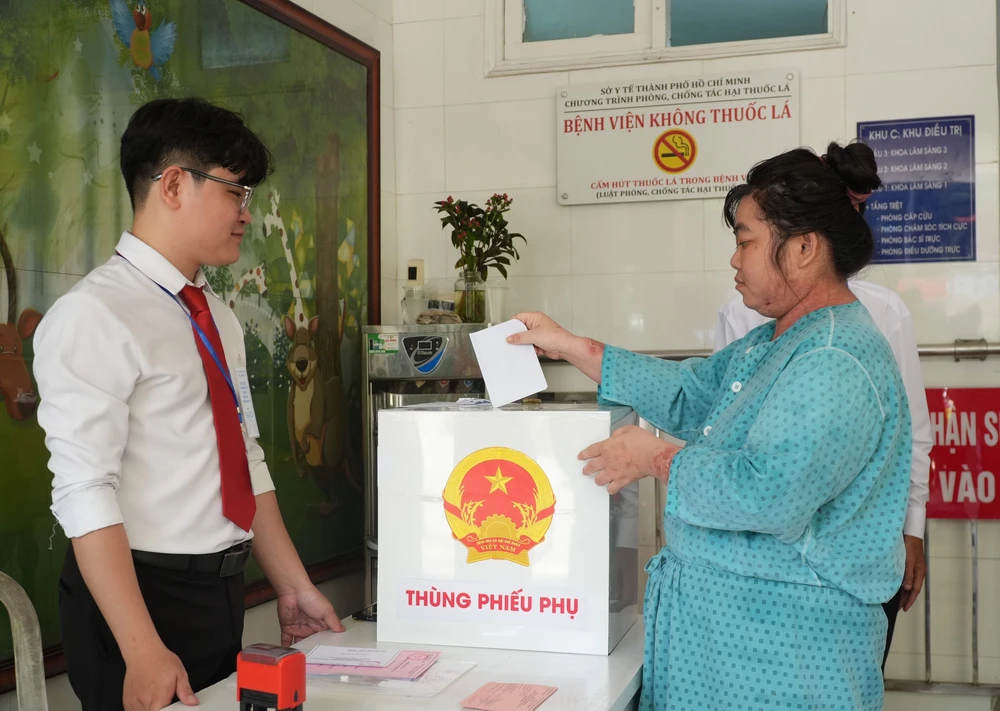 TP. Hồ Chí Minh: Thùng phiếu lưu động đến với những cử tri đặc biệt - Ảnh 10.