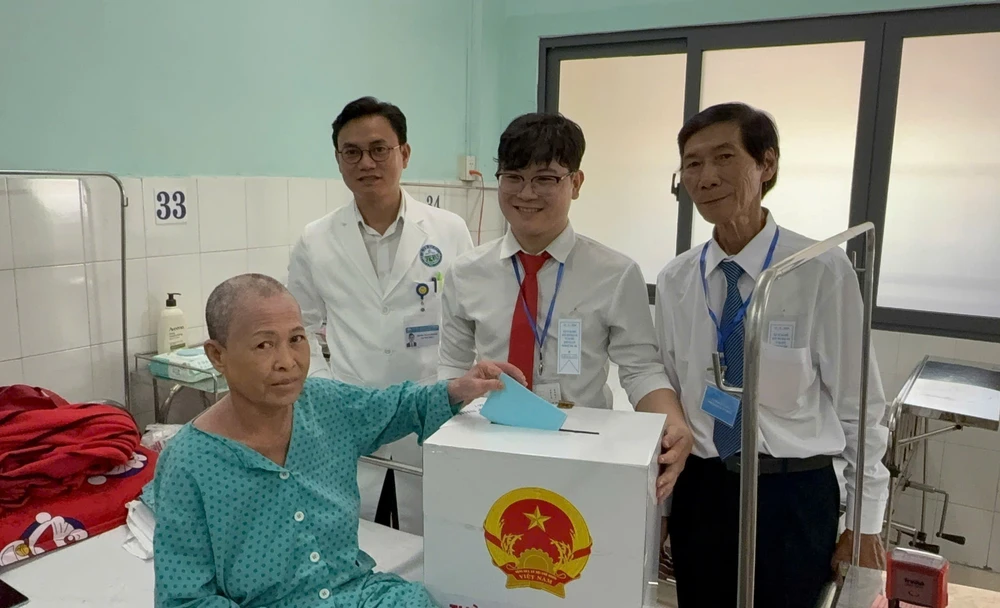 TP. Hồ Chí Minh: Thùng phiếu lưu động đến với những cử tri đặc biệt - Ảnh 9.