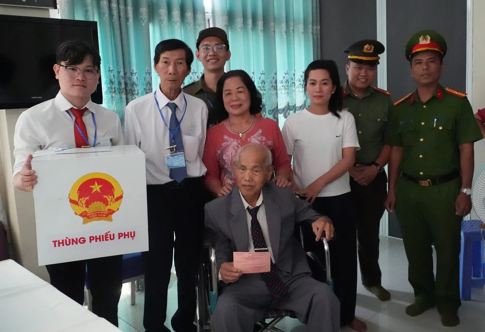 TP. Hồ Chí Minh: Thùng phiếu lưu động đến với những cử tri đặc biệt - Ảnh 5.