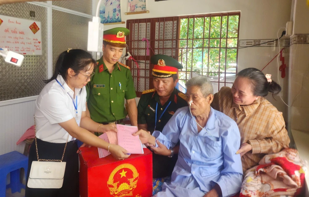 TP. Hồ Chí Minh: Thùng phiếu lưu động đến với những cử tri đặc biệt - Ảnh 8.