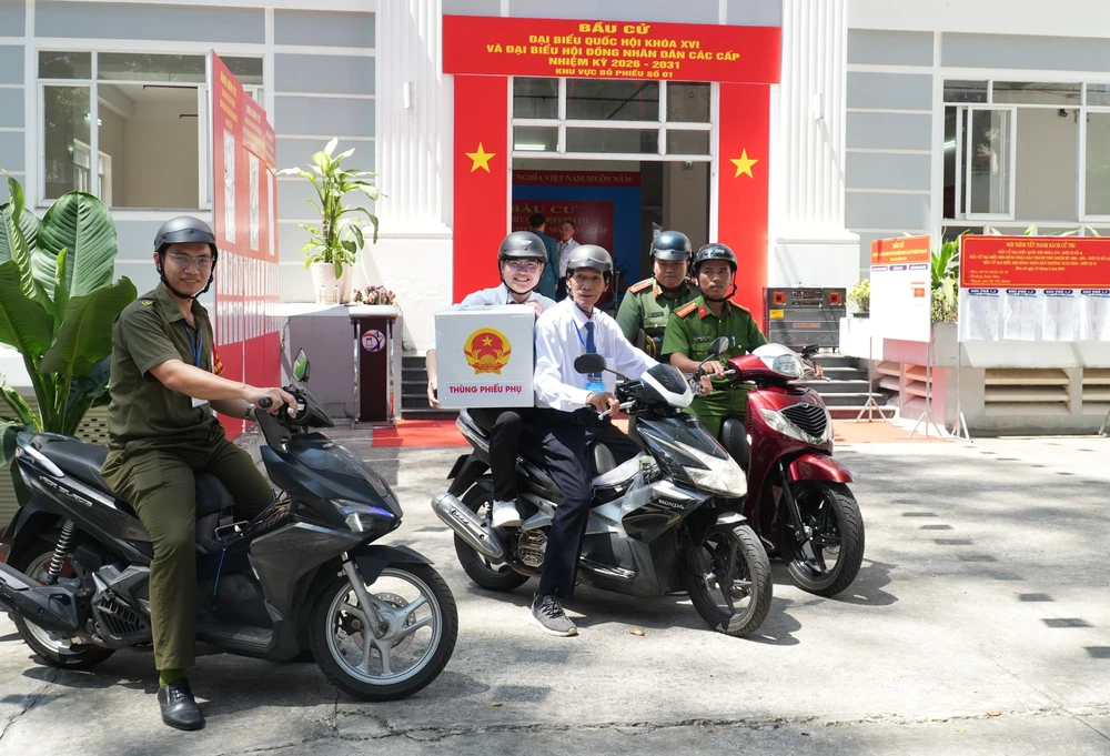 TP. Hồ Chí Minh: Thùng phiếu lưu động đến với những cử tri đặc biệt - Ảnh 2.