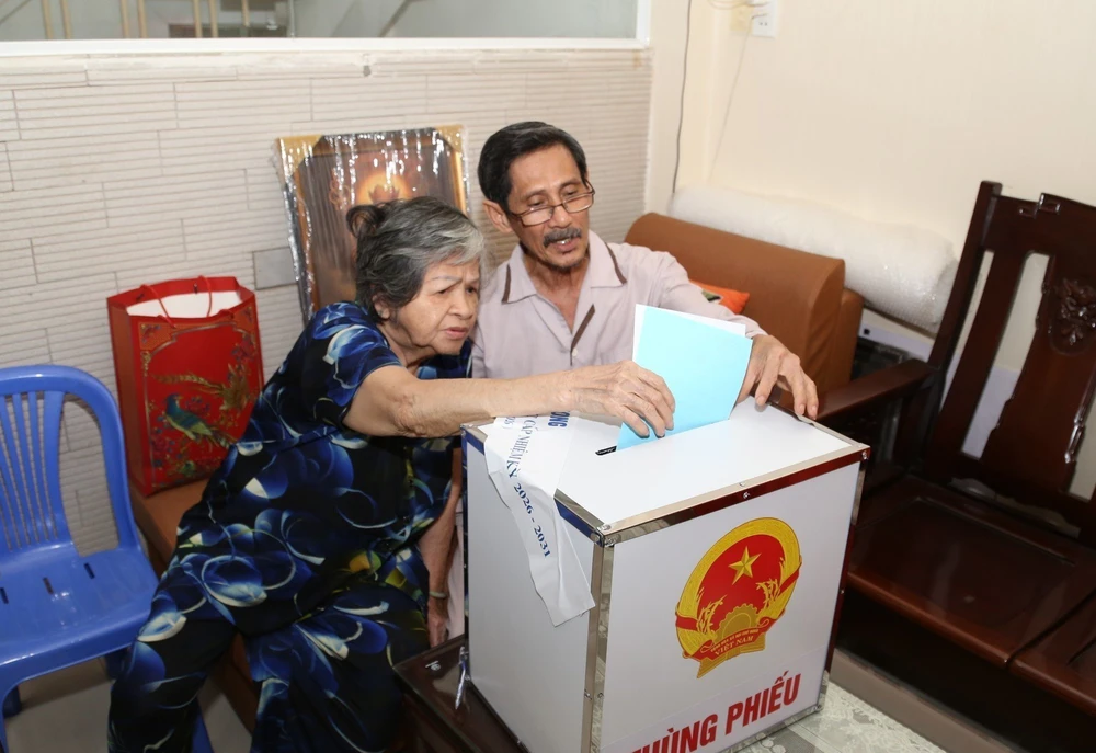 TP. Hồ Chí Minh: Thùng phiếu lưu động đến với những cử tri đặc biệt - Ảnh 4.
