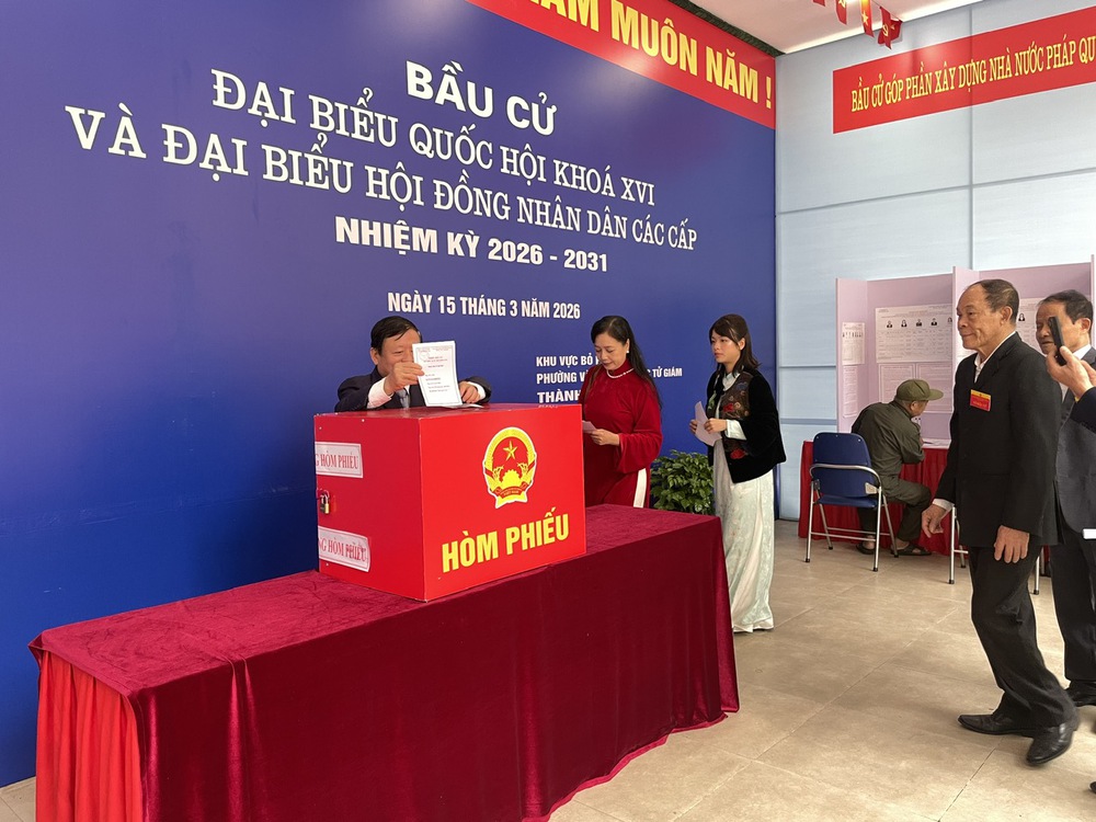 Từ điểm bầu cử: Các nghệ sĩ gửi gắm niềm tin qua lá phiếu - Ảnh 1. Từ điểm bầu cử: Các nghệ sĩ gửi gắm niềm tin qua lá phiếu - Ảnh 1.