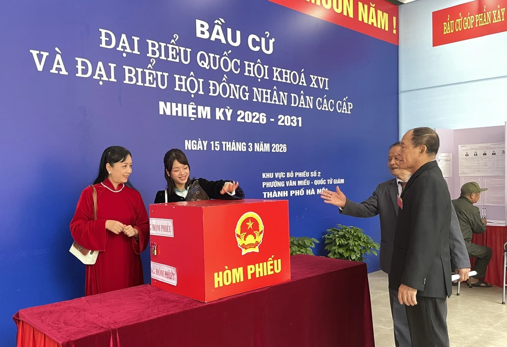 Kỷ niệm 39 năm ngày cưới đúng ngày hội non sông: Vợ chồng Nhạc sĩ Đỗ Hồng Quân - NSƯT Chiều Xuân cùng con gái đi bầu cử - Ảnh 5.