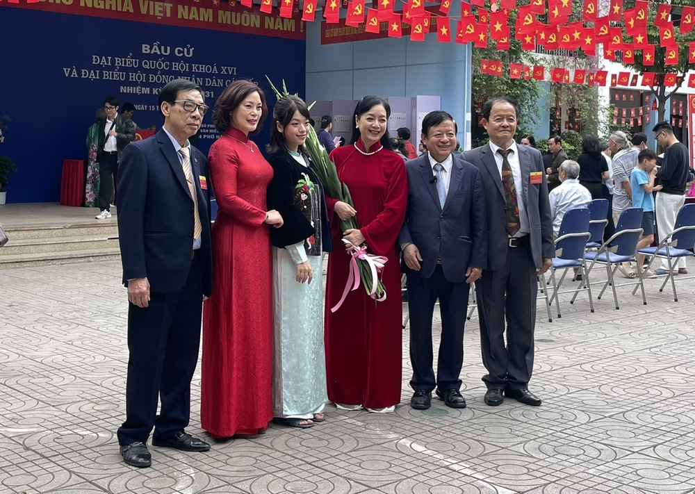 Từ điểm bầu cử: Các nghệ sĩ gửi gắm niềm tin qua lá phiếu - Ảnh 2. Từ điểm bầu cử: Các nghệ sĩ gửi gắm niềm tin qua lá phiếu - Ảnh 2.