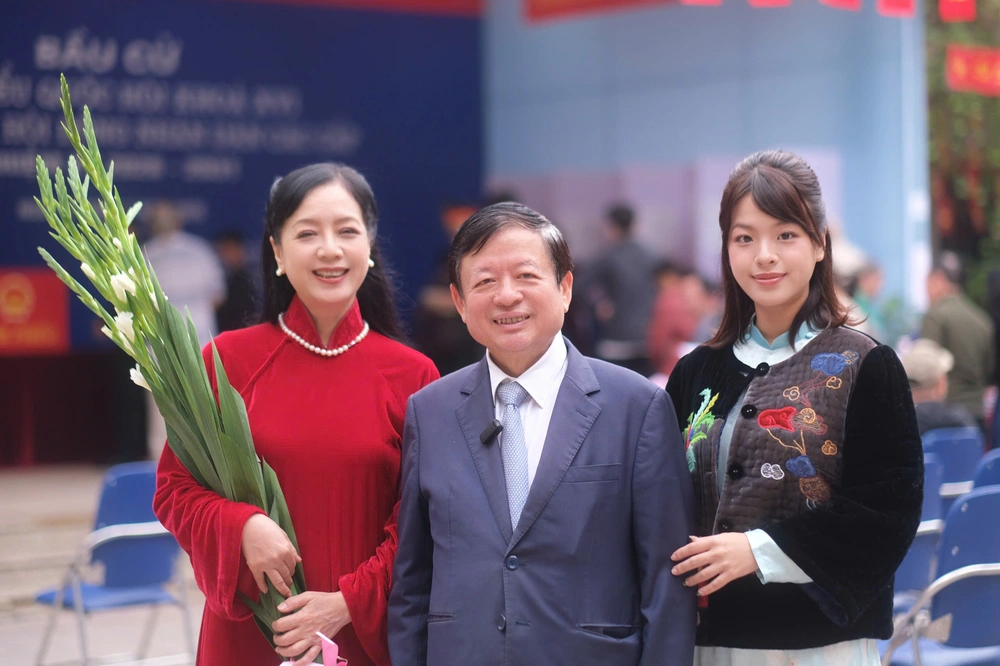 Kỷ niệm 39 năm ngày cưới đúng ngày hội non sông: Vợ chồng Nhạc sĩ Đỗ Hồng Quân - NSƯT Chiều Xuân cùng con gái đi bầu cử - Ảnh 1.